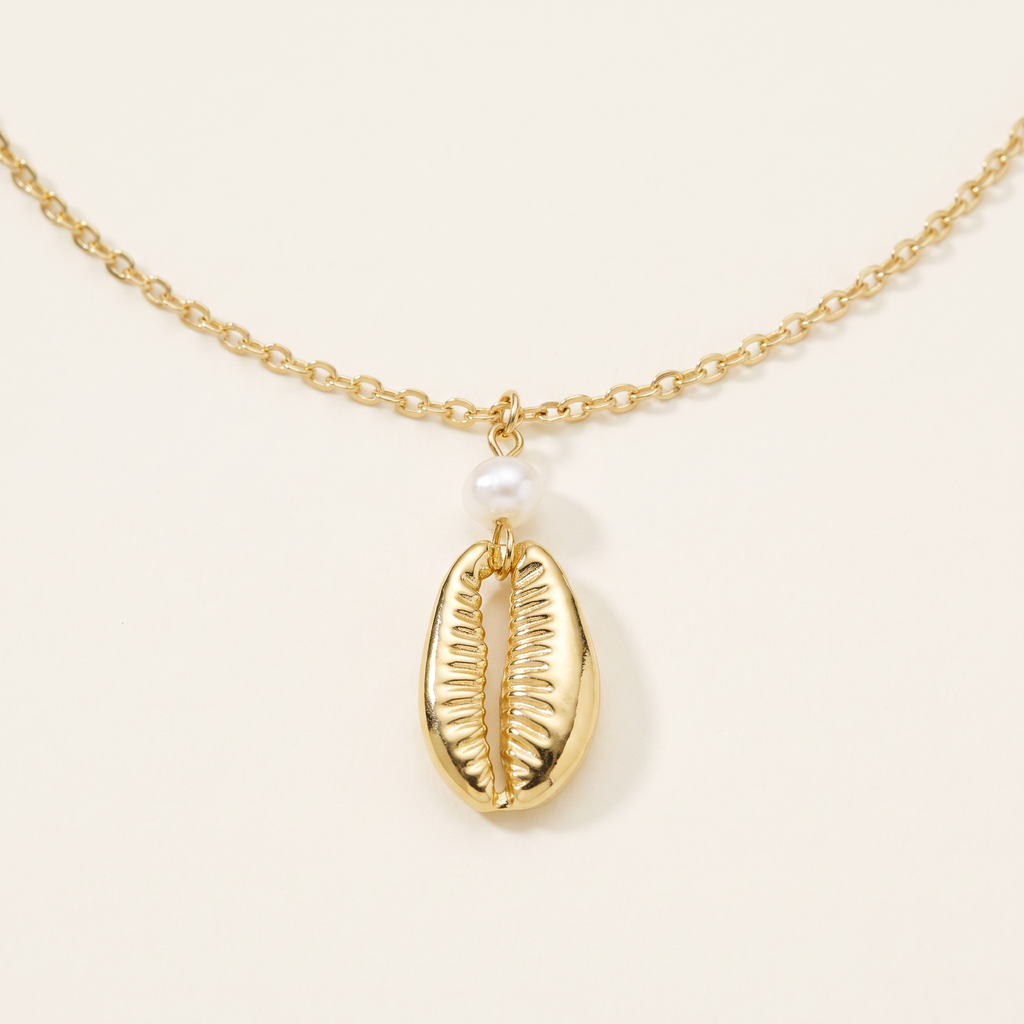 Collier cauri en perles, détail du motif, doré