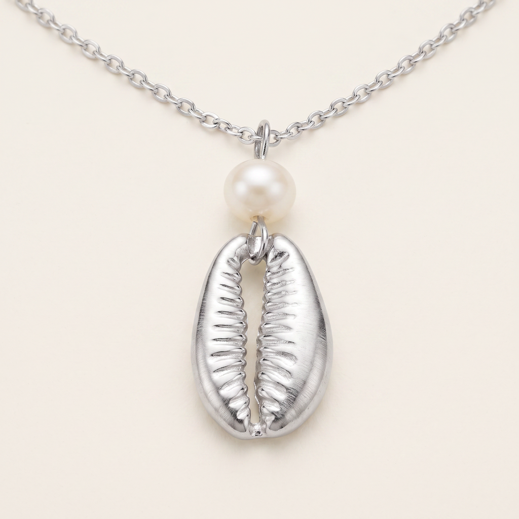 Collier cauri en perles, détail du motif, argenté