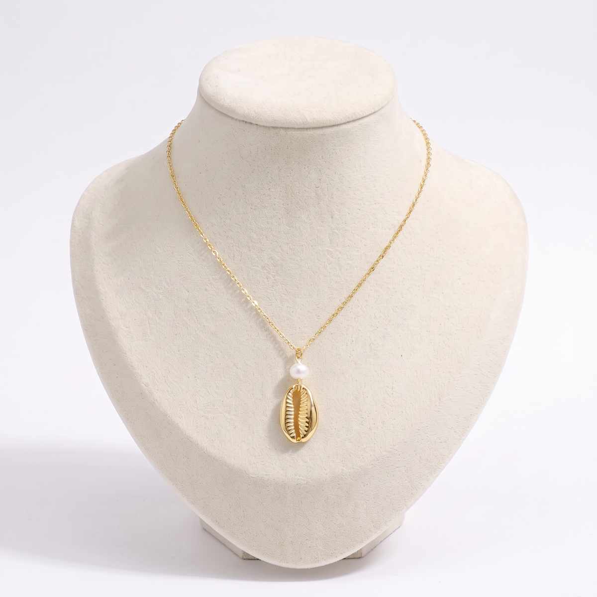 Collier cauri en perles, vue de face, doré