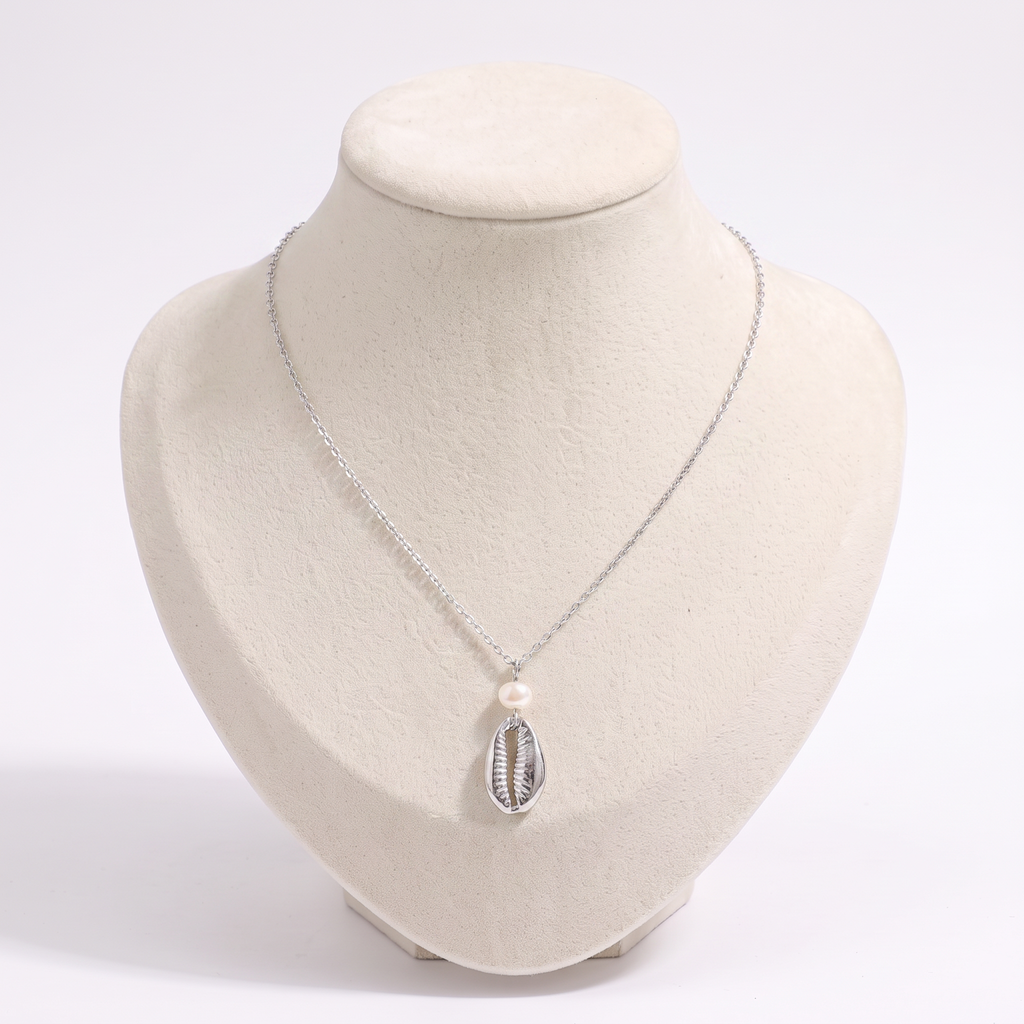 Collier cauri en perles, vue de face, argenté
