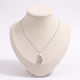 Collier cauri en perles, vue de face, argenté