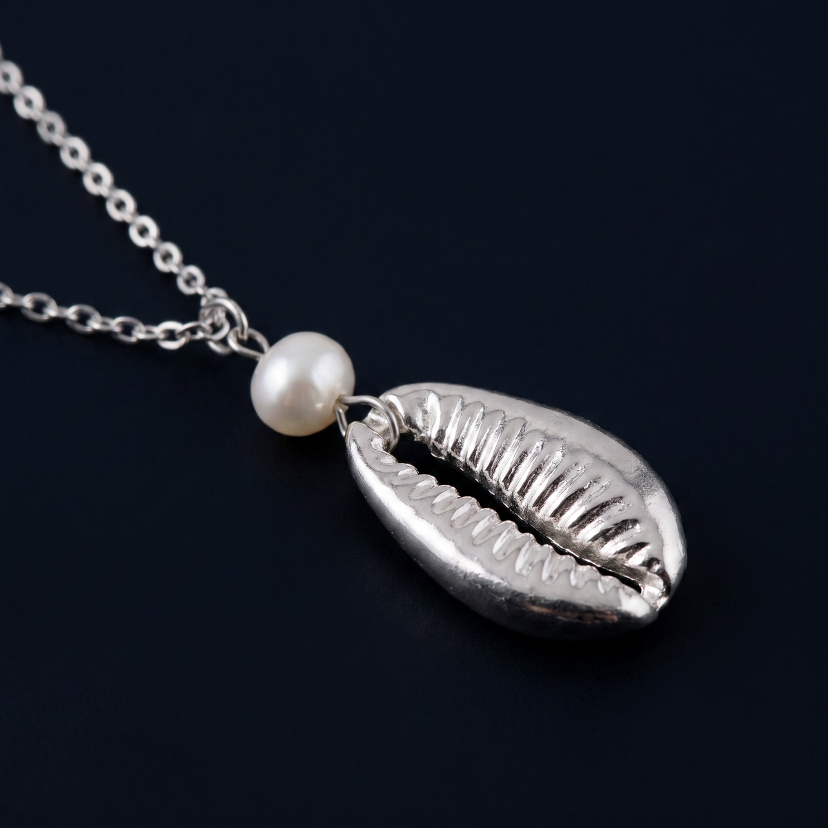 Collier cauri en perles, motif en gros plan