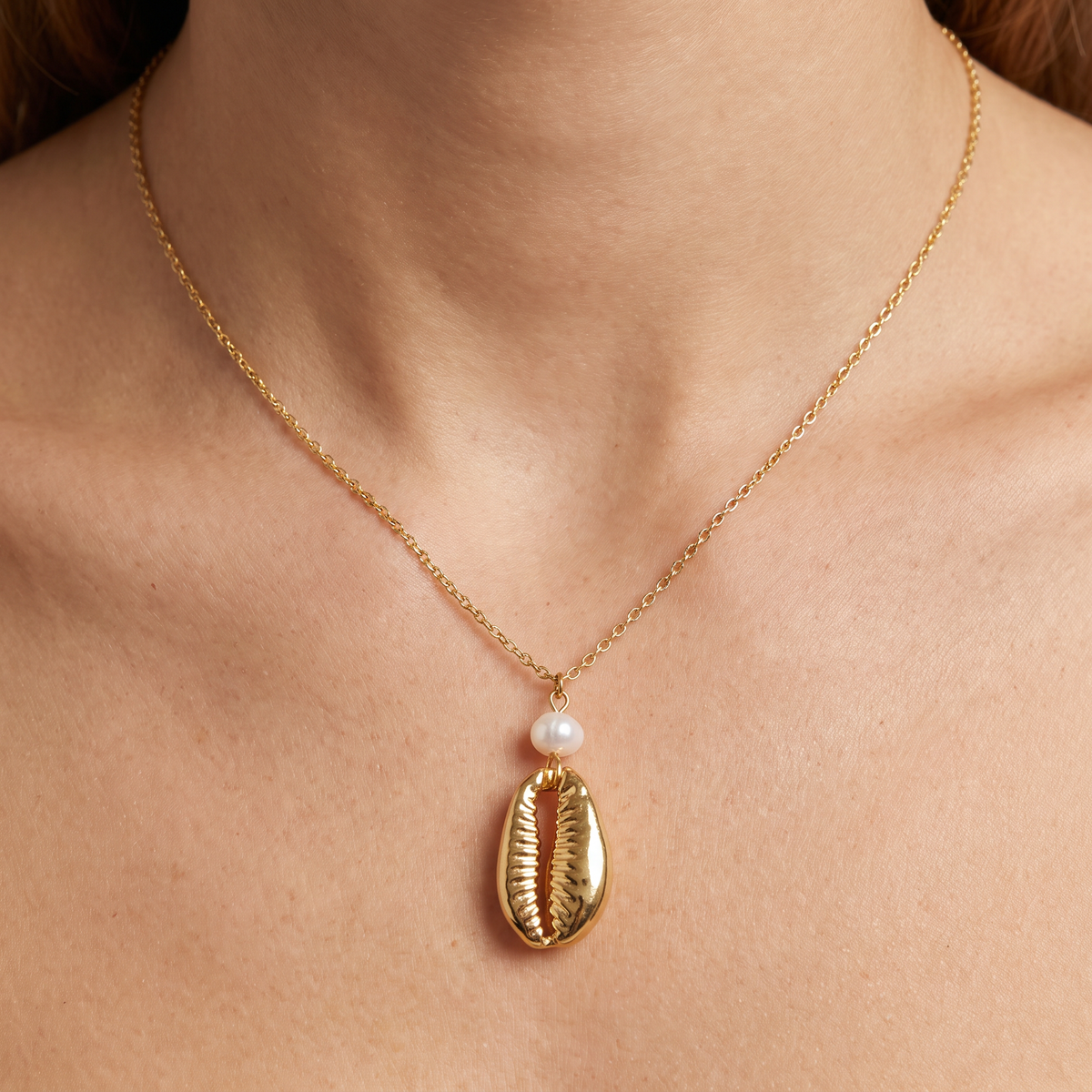 Collier cauri en perles, porté, doré
