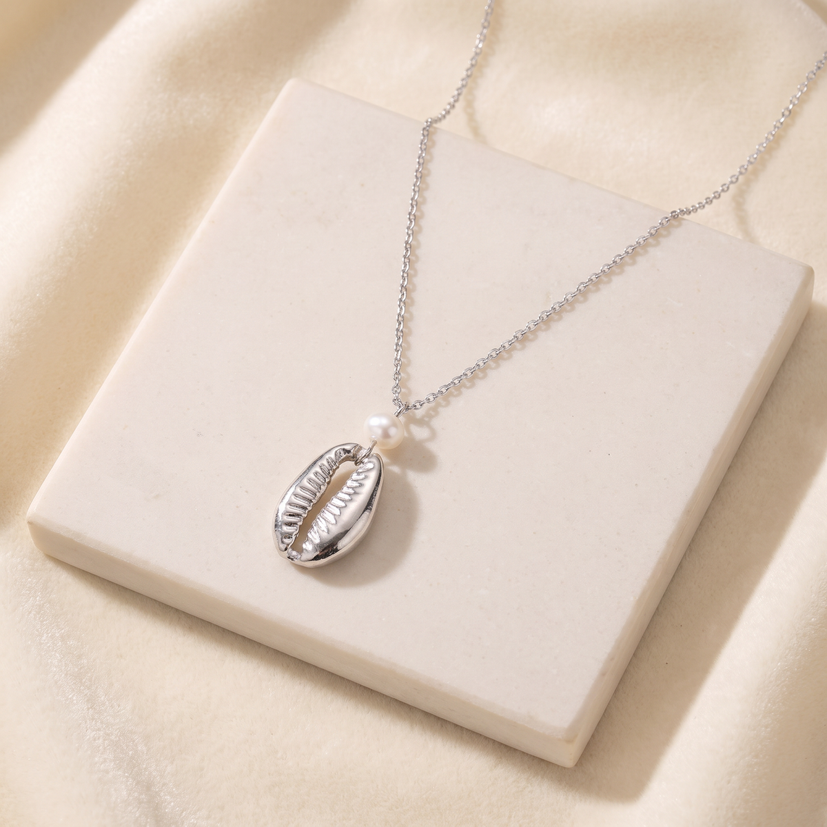 Collier cauri en perles — Argenté