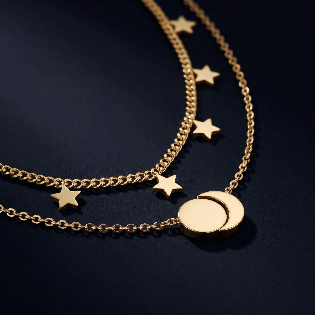 Collier étoile et lune double rang, motif en gros plan