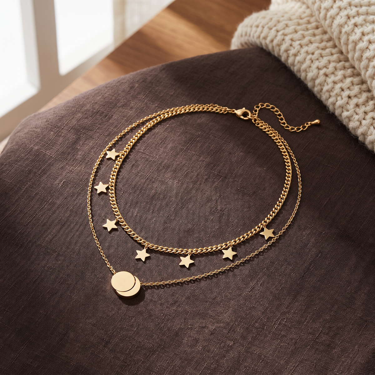 Collier étoile et lune double rang, porté en tenue, doré