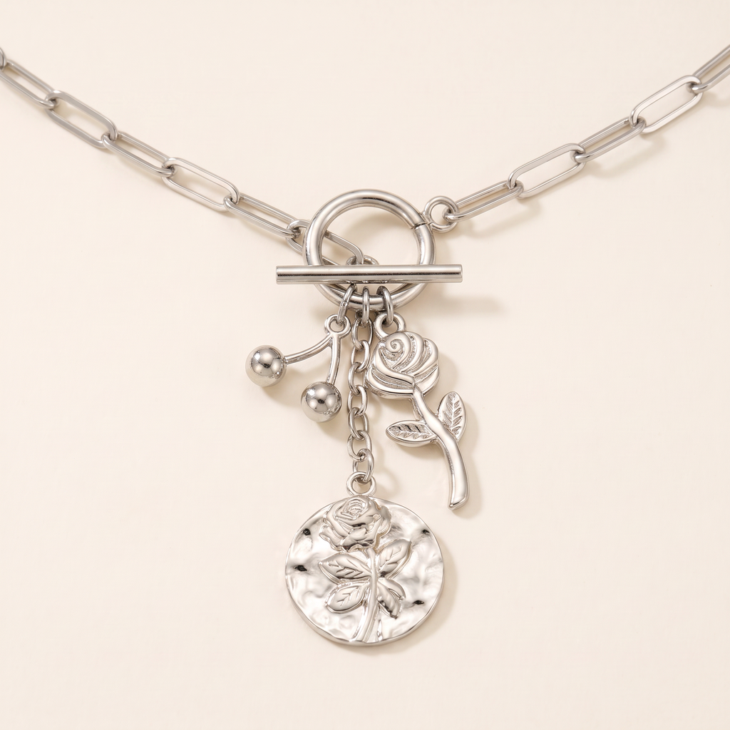 Collier fleur rose sur chaîne, détail du motif, argenté