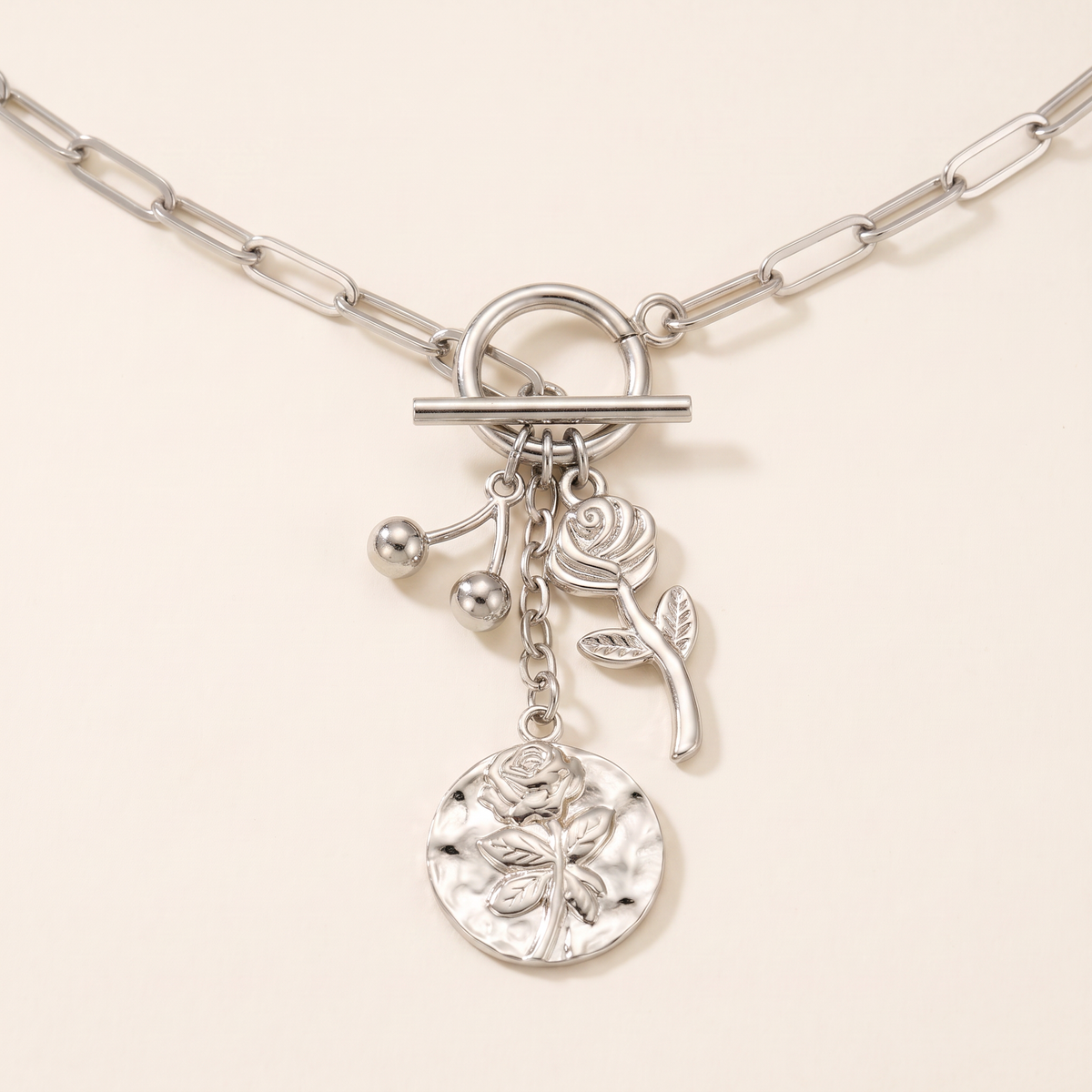 Collier fleur rose sur chaîne, détail du motif, argenté