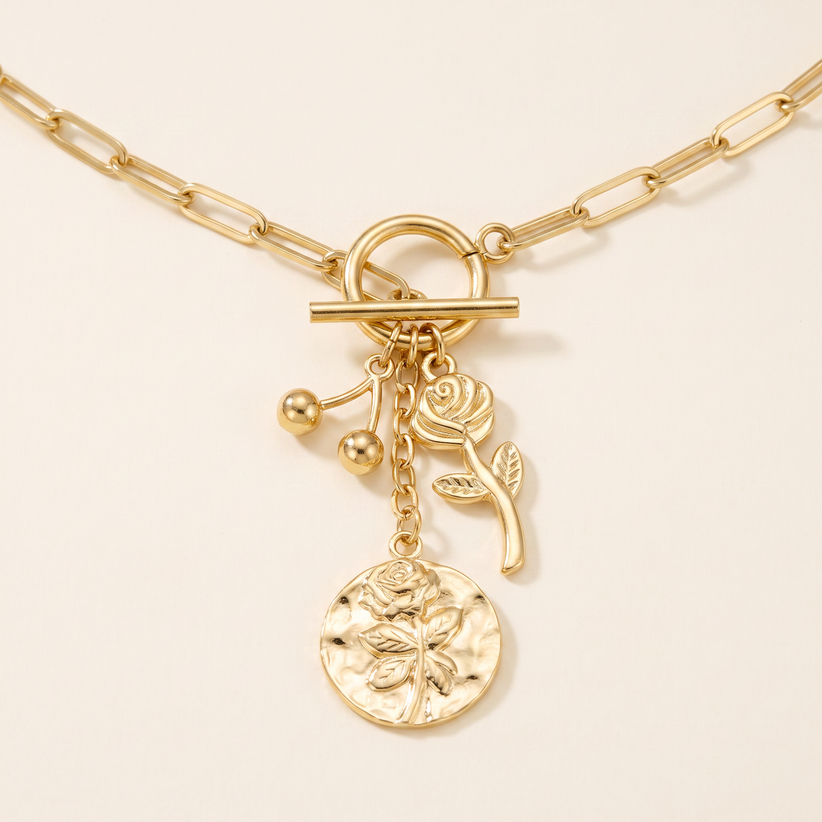 Collier fleur rose sur chaîne, détail du motif, doré
