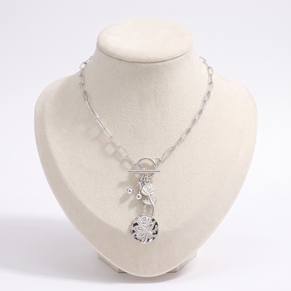 Collier fleur rose sur chaîne, vue de face, argenté