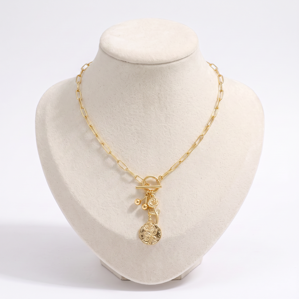 Collier fleur rose sur chaîne, vue de face, doré