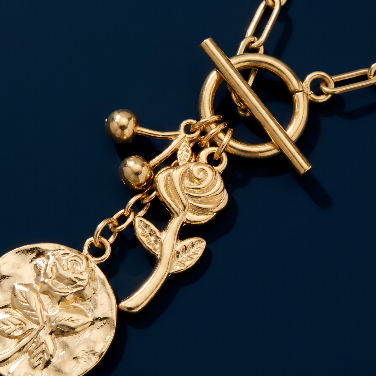 Collier fleur rose sur chaîne, motif en gros plan