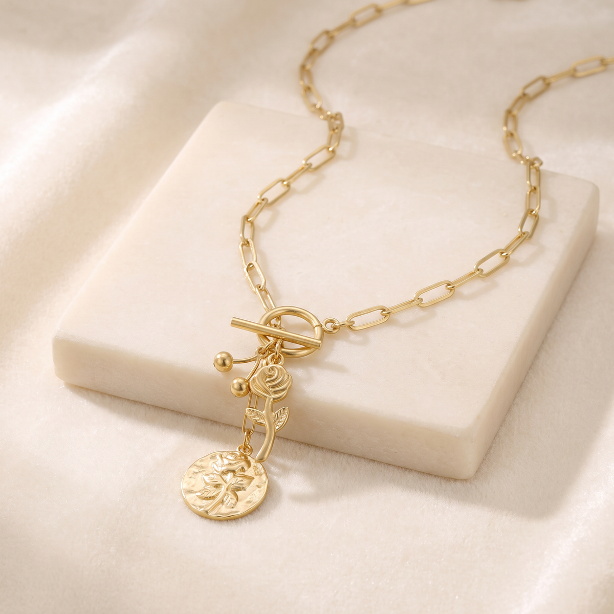 Collier fleur rose sur chaîne — Doré