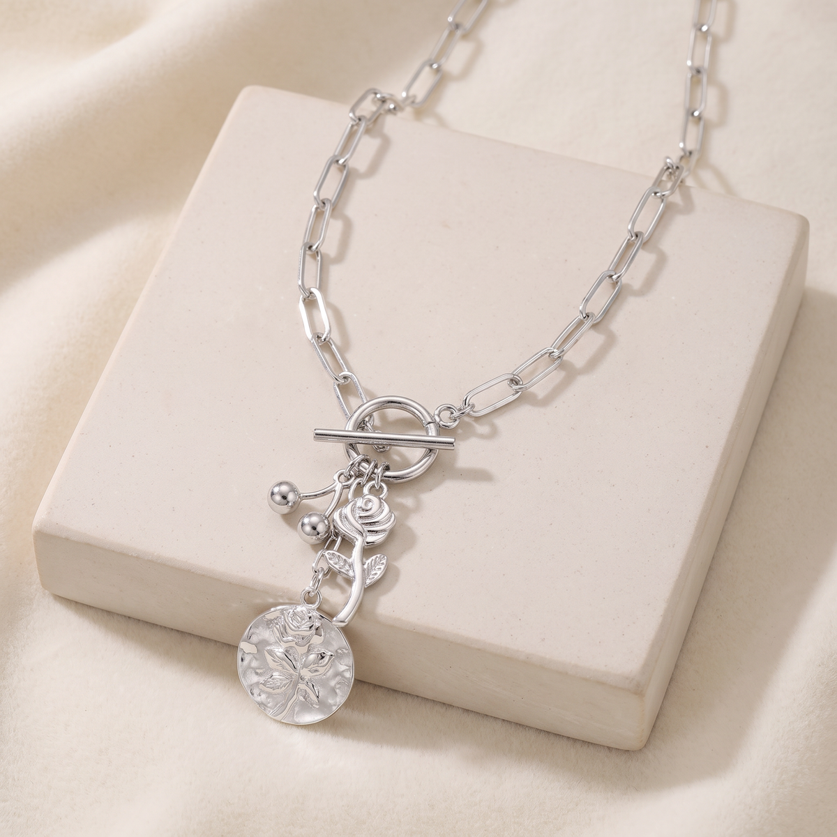 Collier fleur rose sur chaîne — Argenté