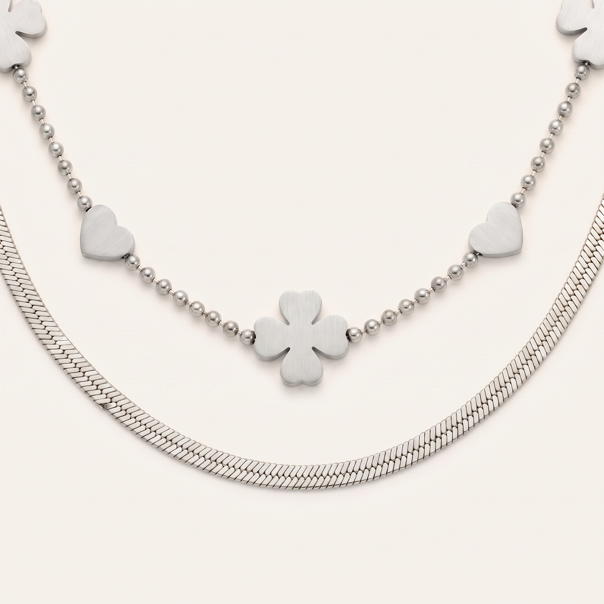 Collier cœur et trèfle double rang, détail du motif, argenté