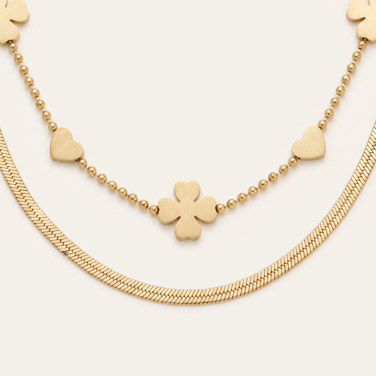 Collier cœur et trèfle double rang, détail du motif, doré