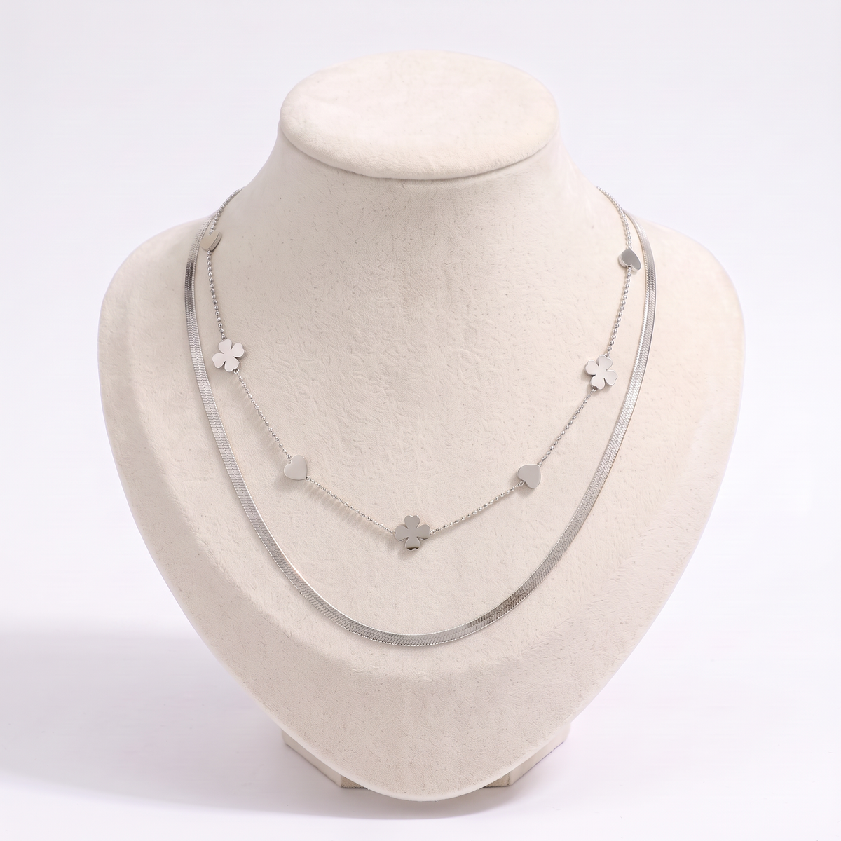 Collier cœur et trèfle double rang, vue de face, argenté