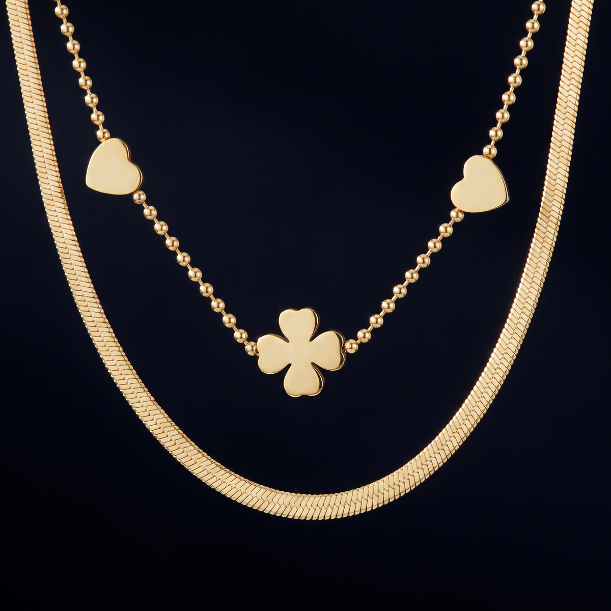 Collier cœur et trèfle double rang, motif en gros plan