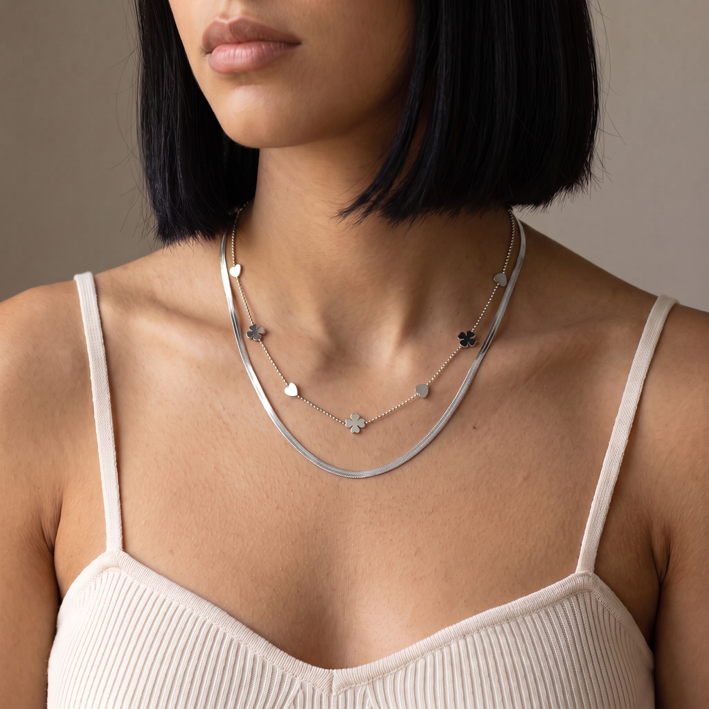 Collier cœur et trèfle double rang, porté mi-corps, argenté