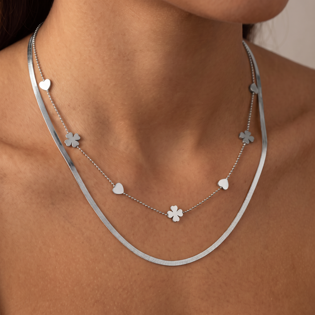 Collier cœur et trèfle double rang, porté, argenté