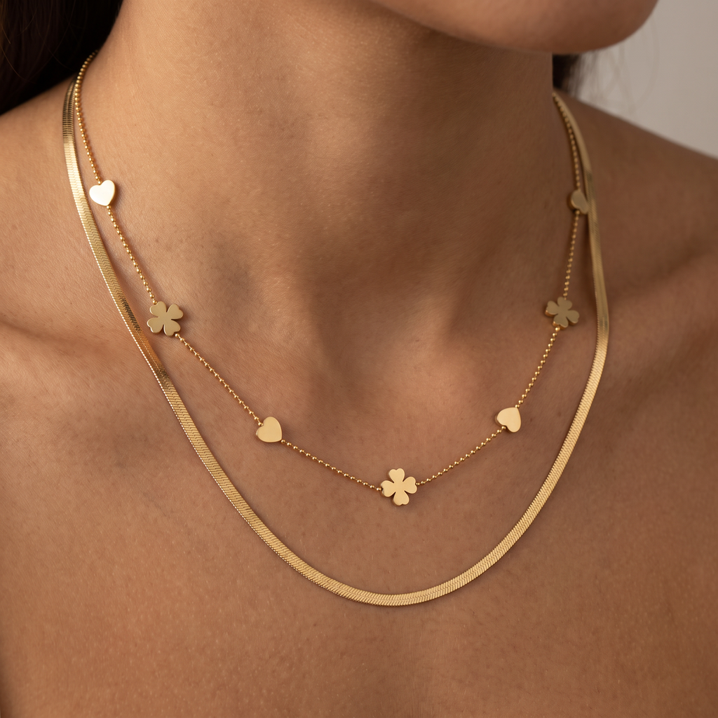 Collier cœur et trèfle double rang, porté, doré