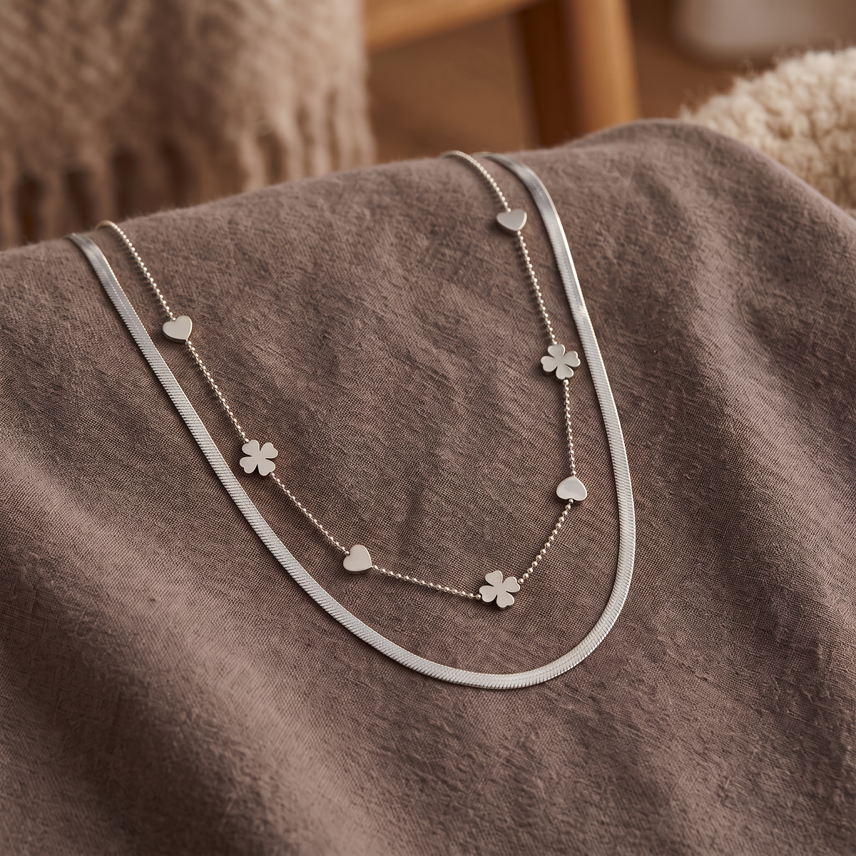 Collier cœur et trèfle double rang, porté en tenue, argenté