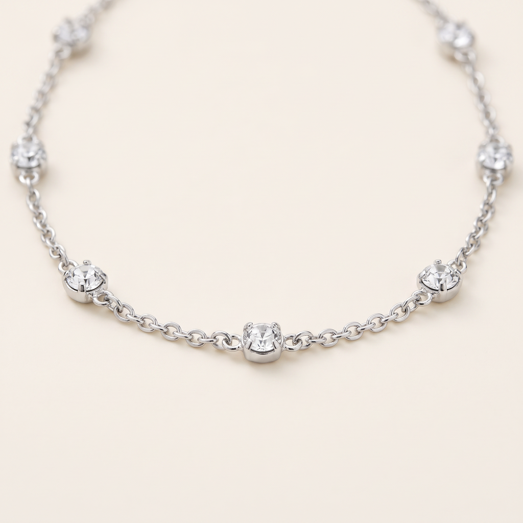 Collier chaîne à strass, détail du motif, argenté