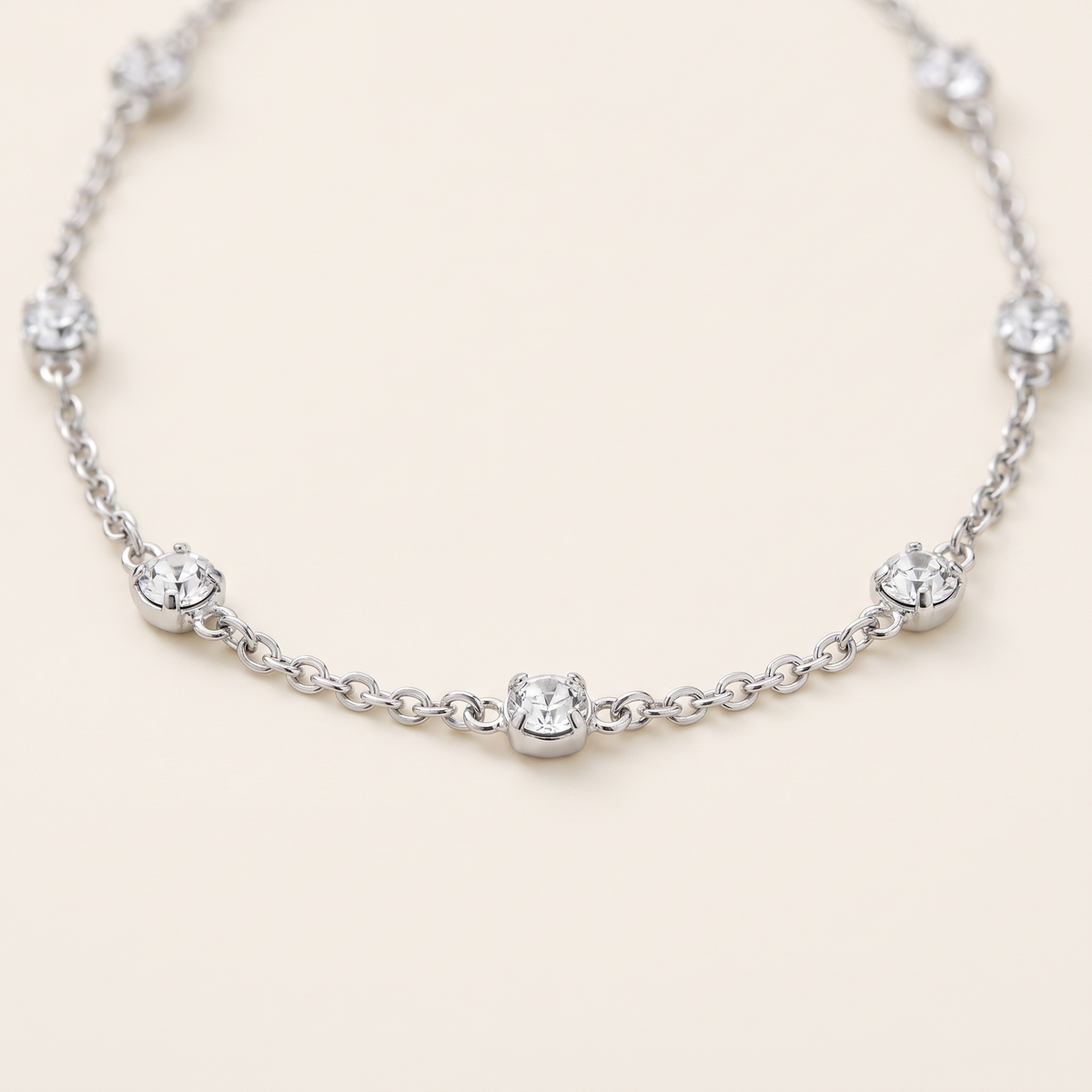 Collier chaîne à strass, détail du motif, argenté