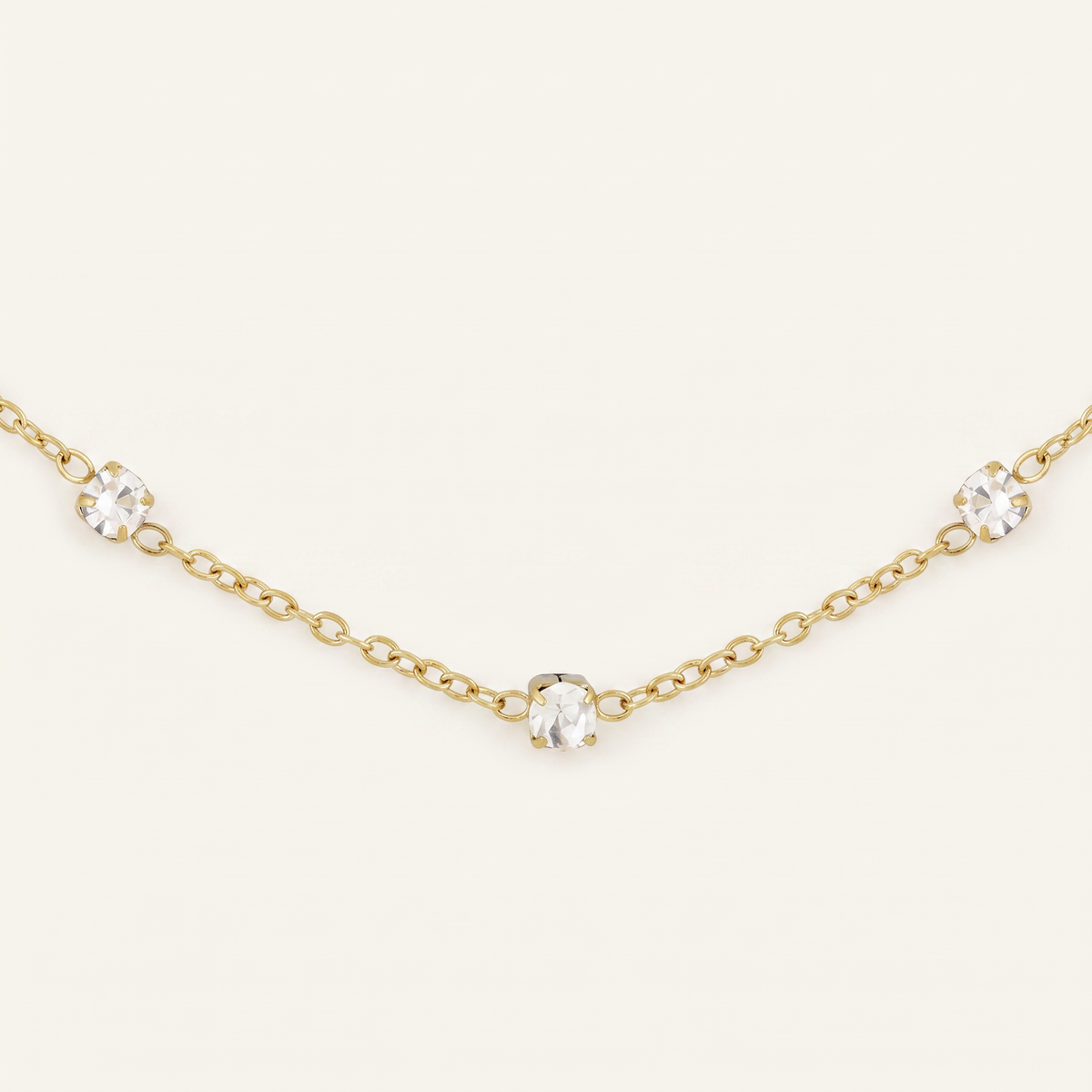 Collier chaîne à strass, détail du motif, doré