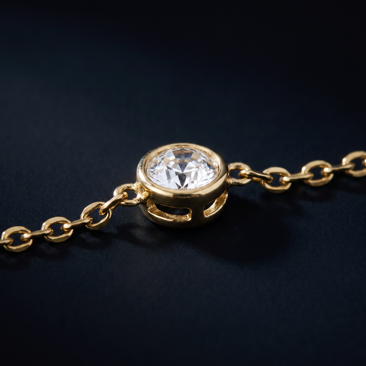 Collier chaîne à strass, motif en gros plan