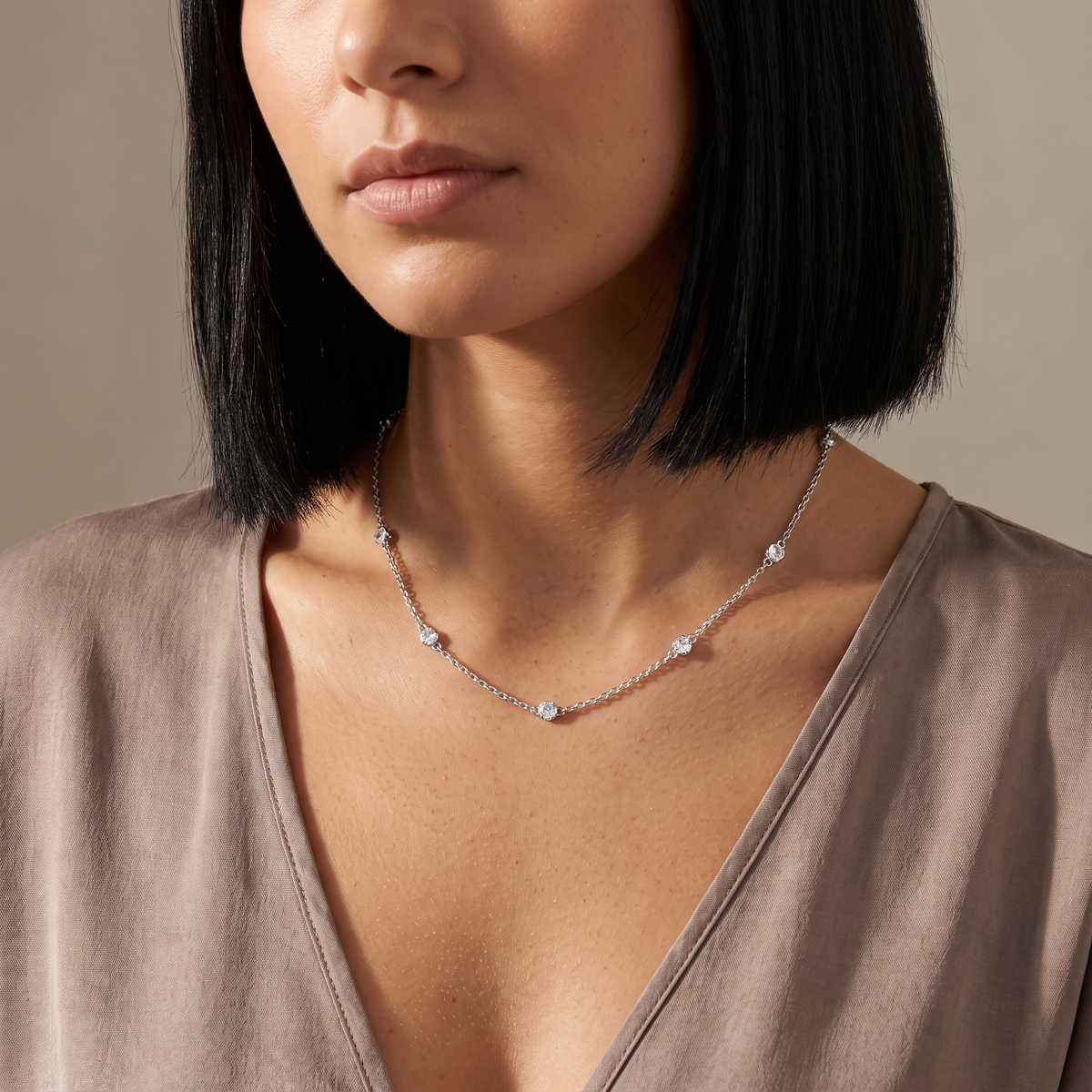 Collier chaîne à strass, porté mi-corps, argenté