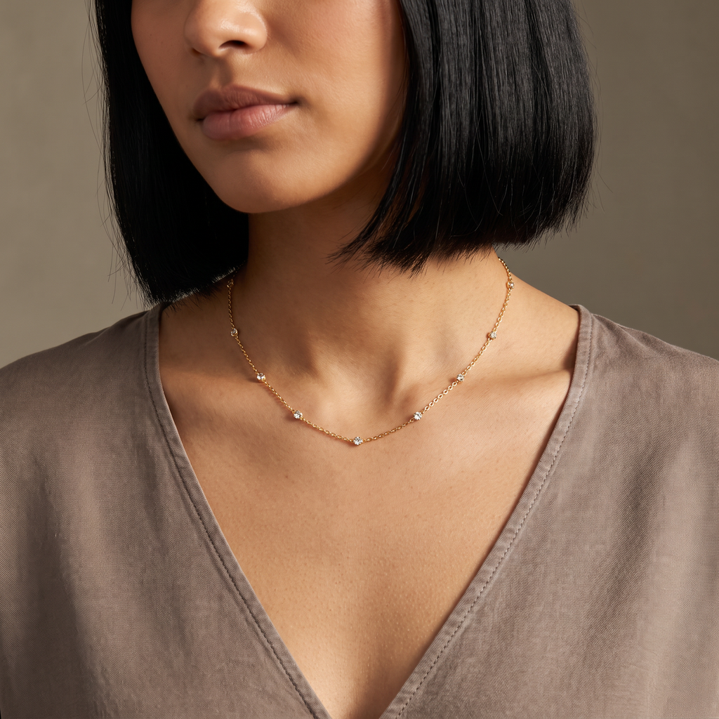 Collier chaîne à strass, porté mi-corps, doré