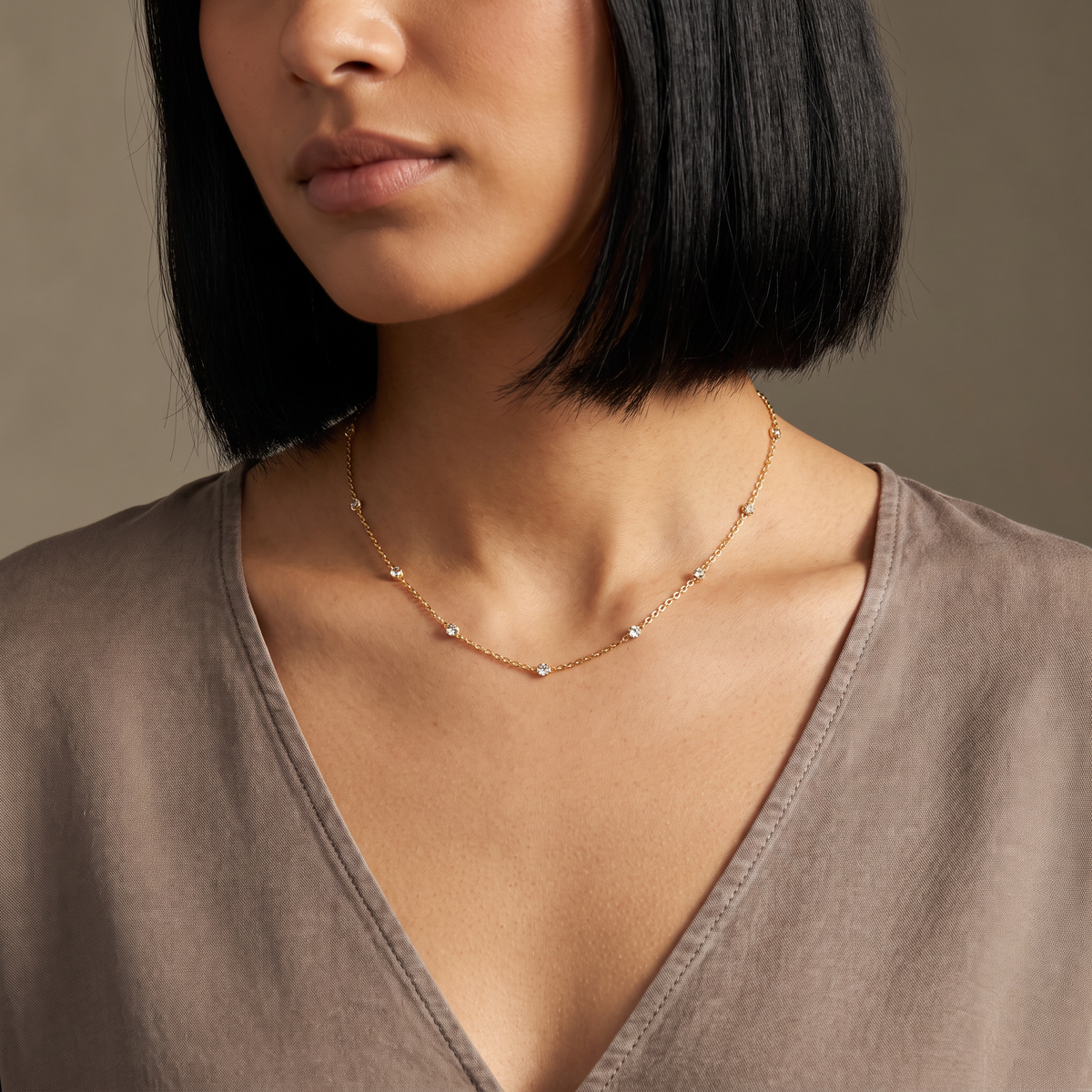 Collier chaîne à strass, porté mi-corps