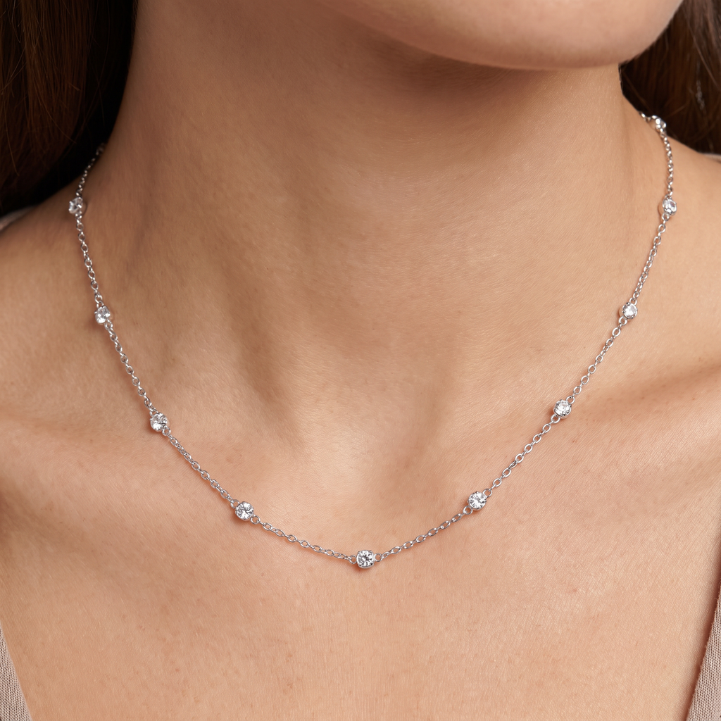 Collier chaîne à strass, porté, argenté