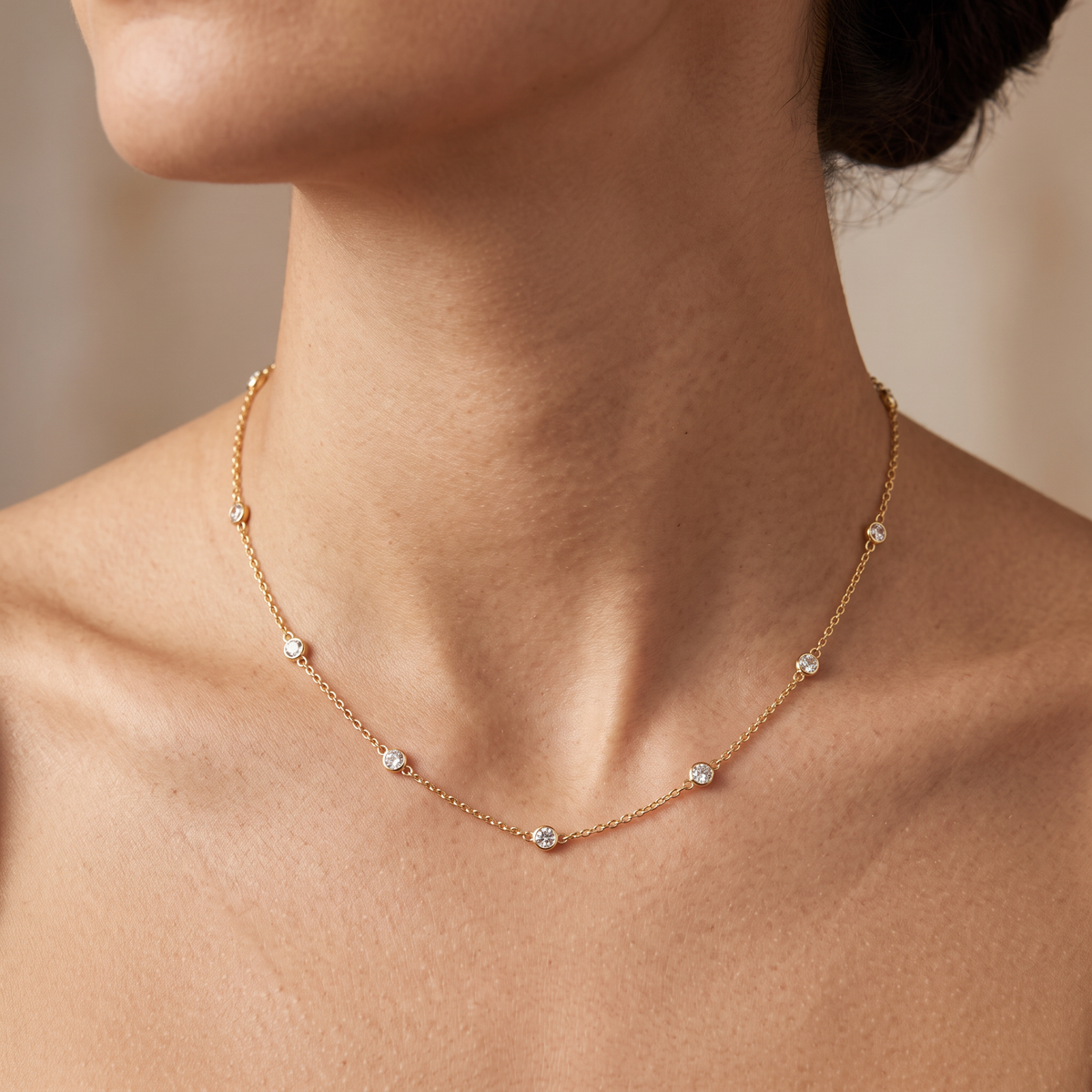 Collier chaîne à strass, porté, doré