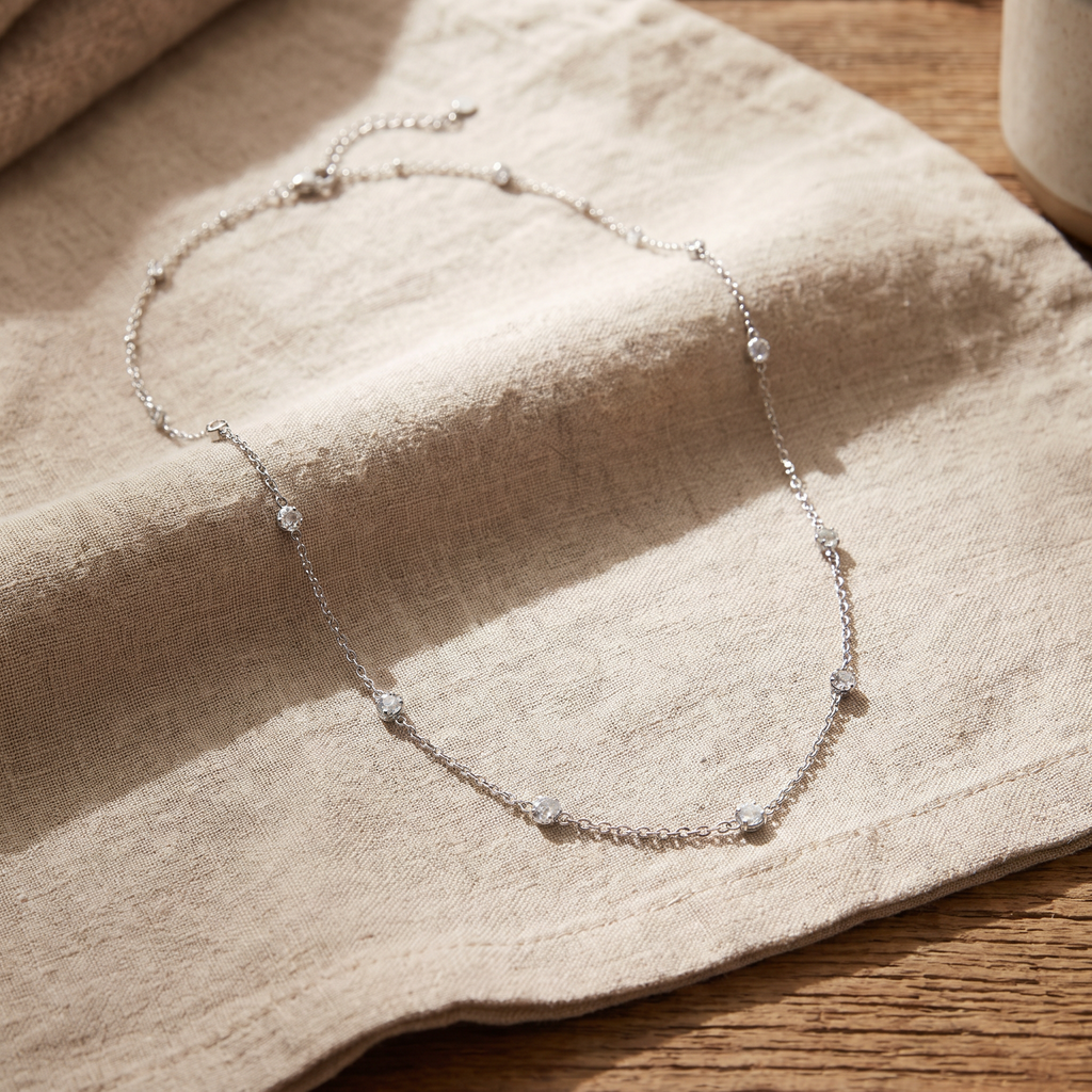 Collier chaîne à strass, porté en tenue, argenté