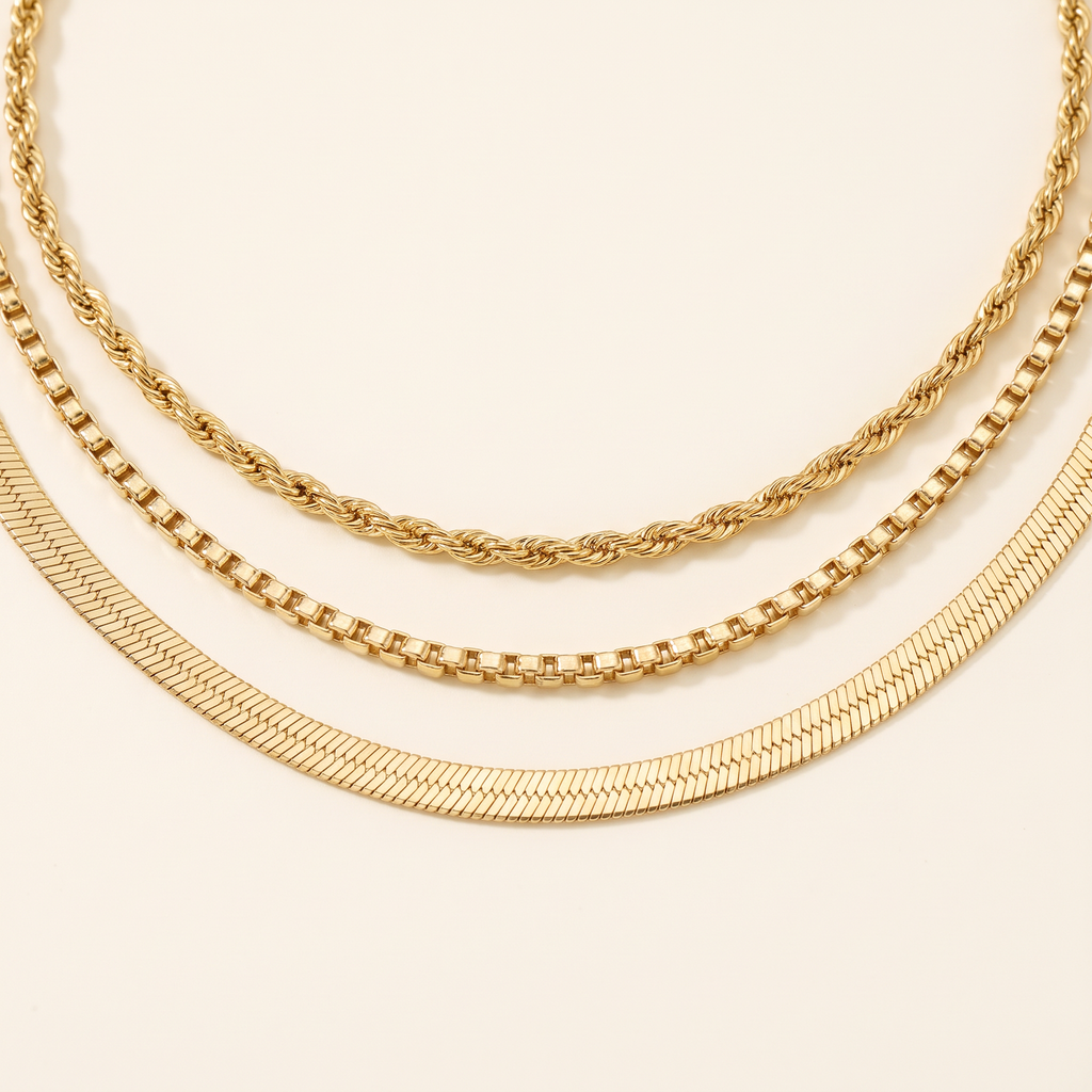 Collier à finition texturée triple rang, détail du motif, doré