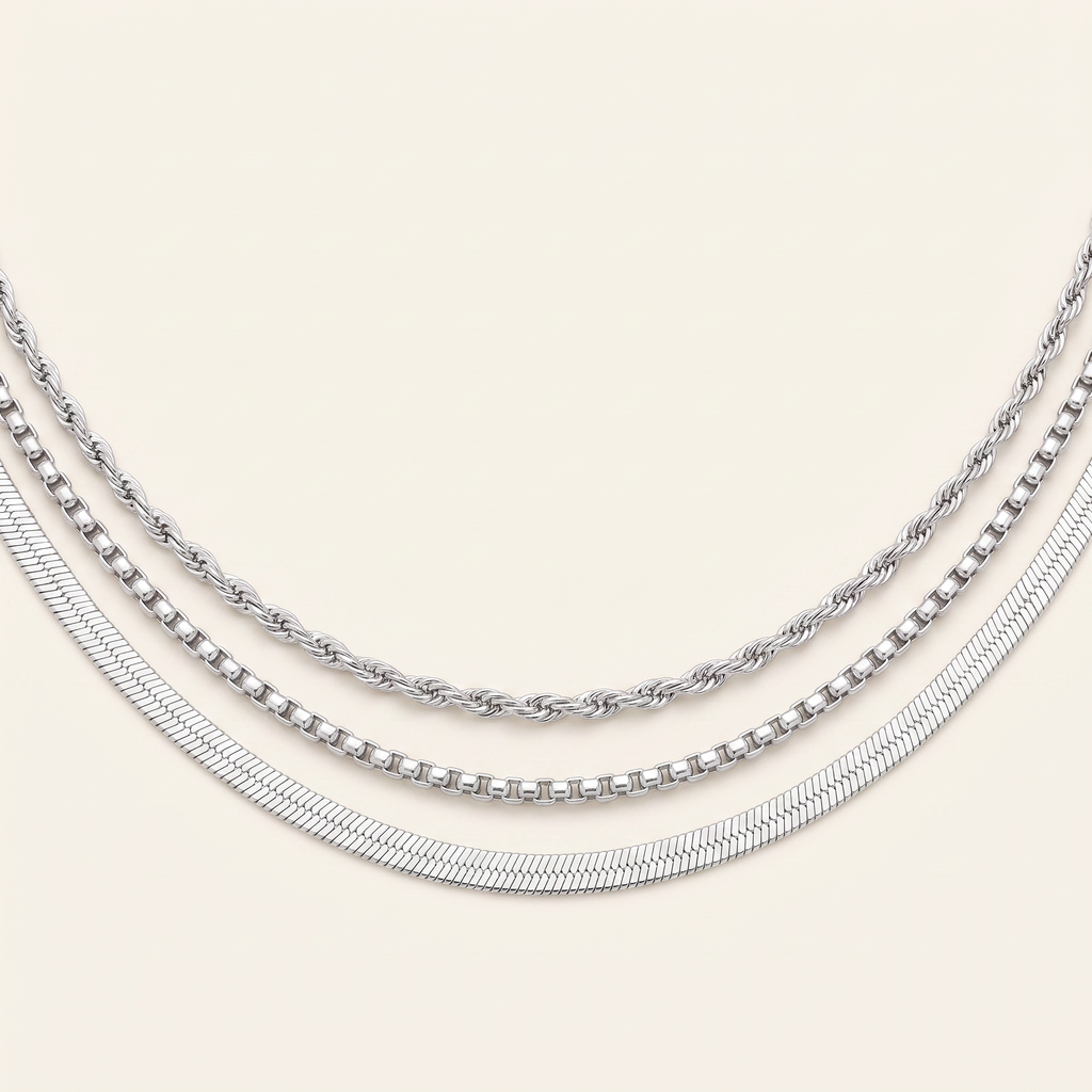 Collier à finition texturée triple rang, détail du motif, argenté