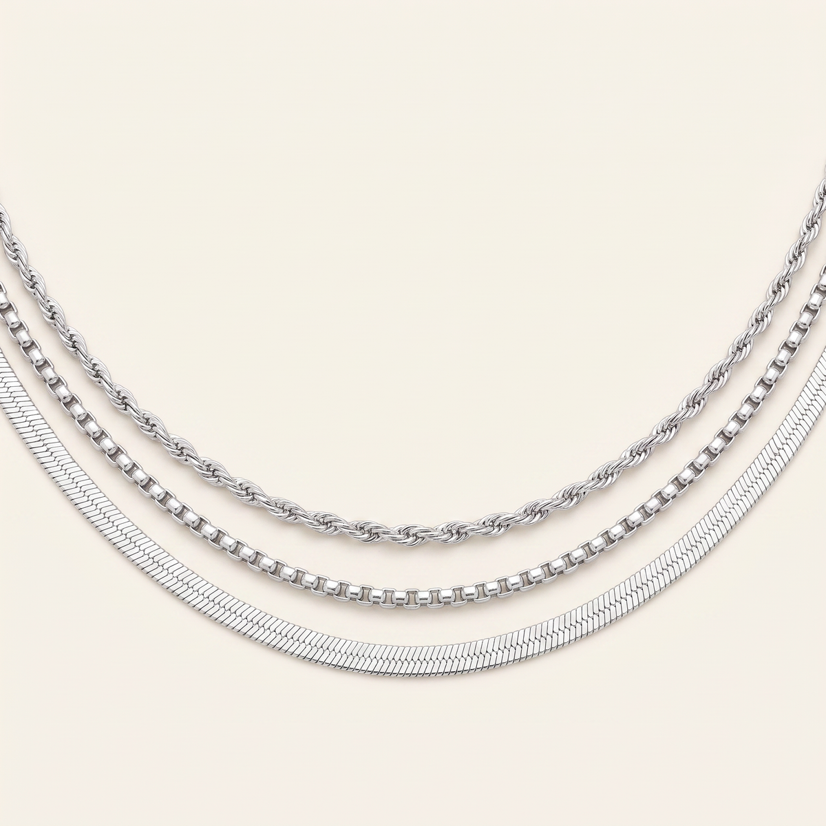 Collier à finition texturée triple rang, détail du motif, argenté
