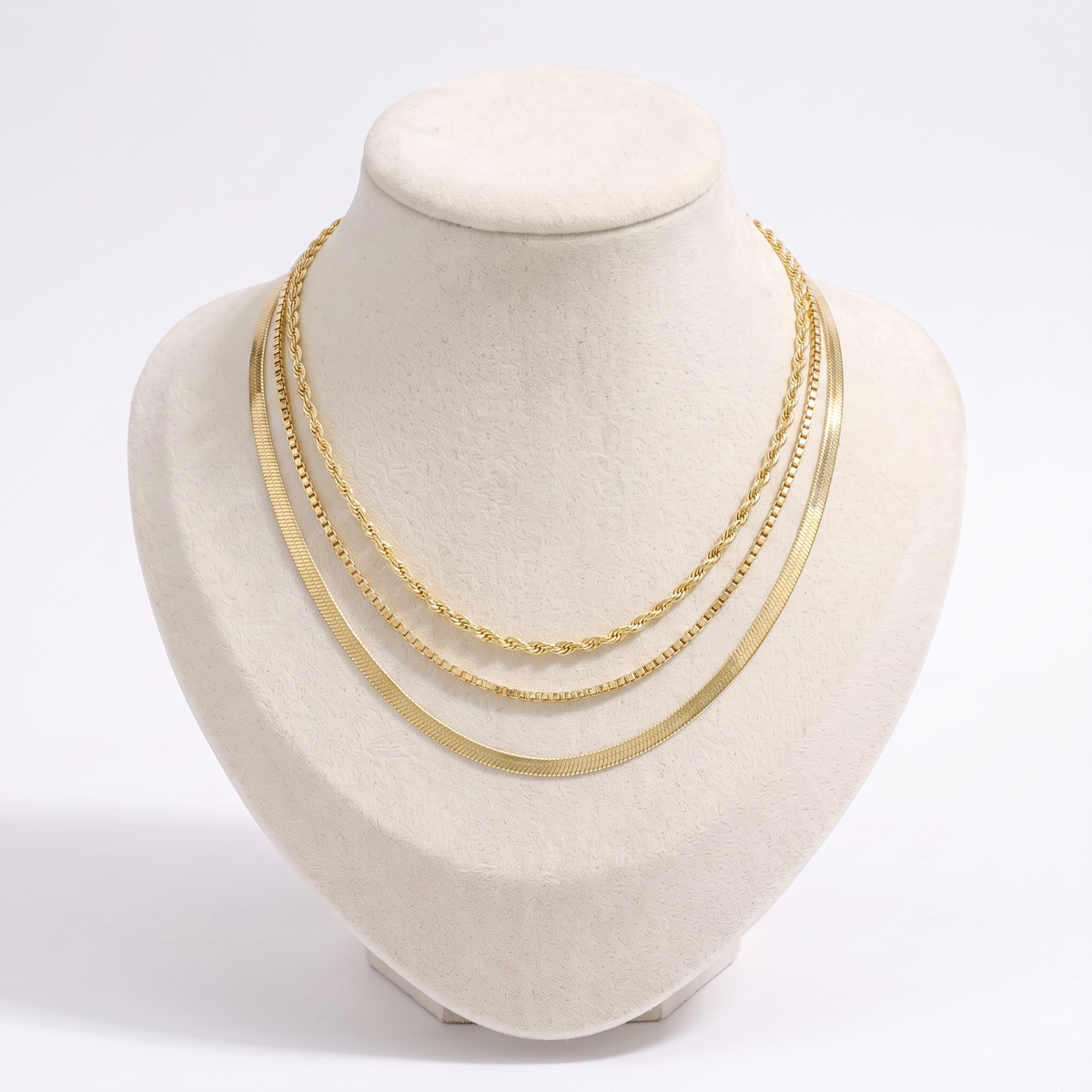 Collier à finition texturée triple rang, vue de face, doré