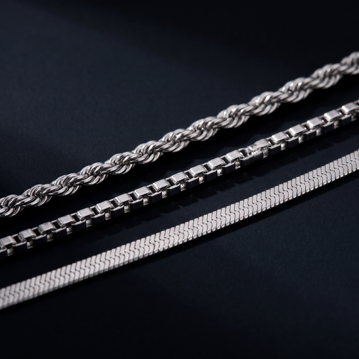 Collier à finition texturée triple rang, motif en gros plan