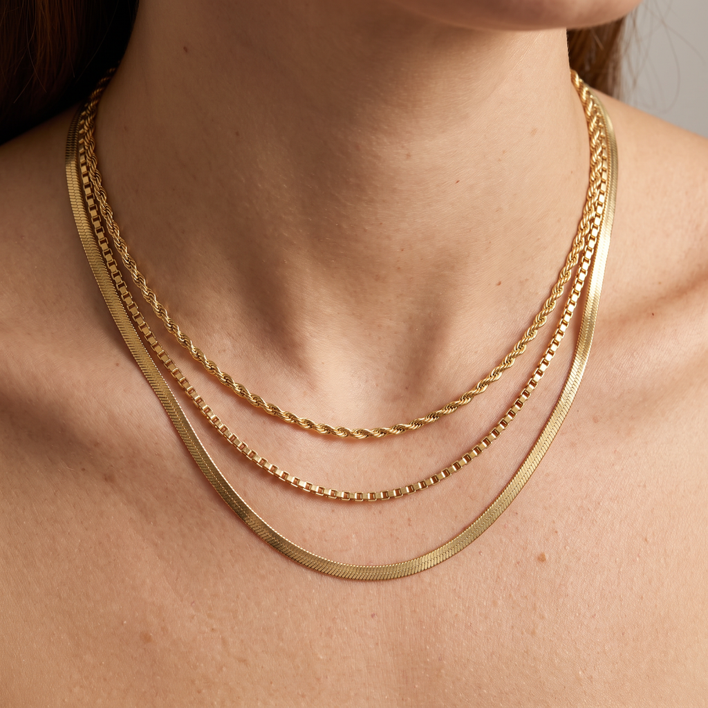 Collier à finition texturée triple rang, porté, doré