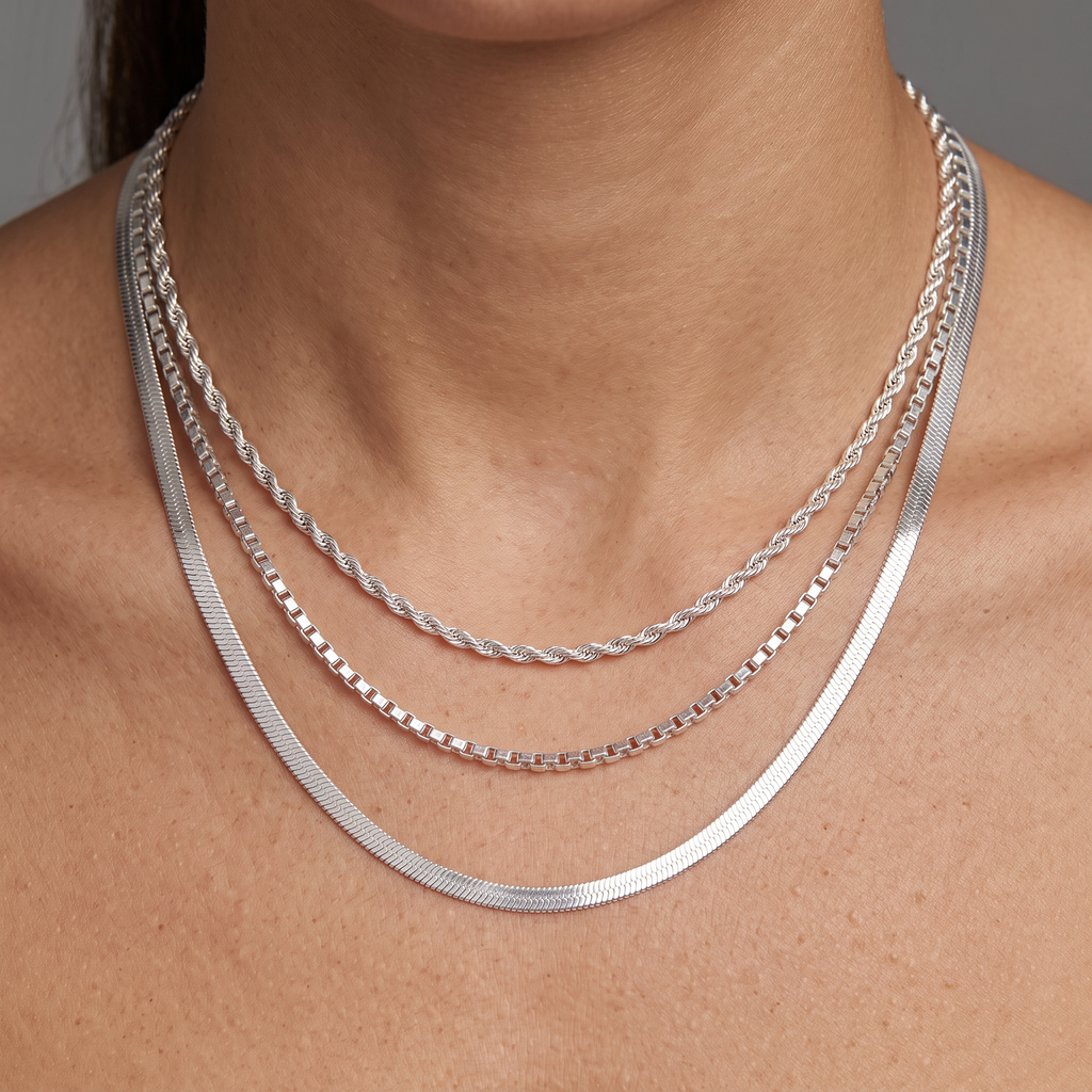 Collier à finition texturée triple rang, porté, argenté