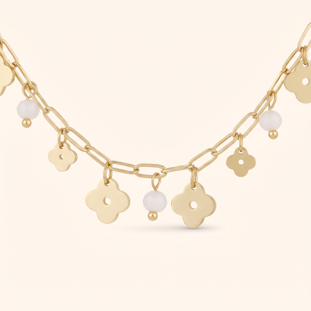 Collier trèfle coloré en perles, détail du motif, doré