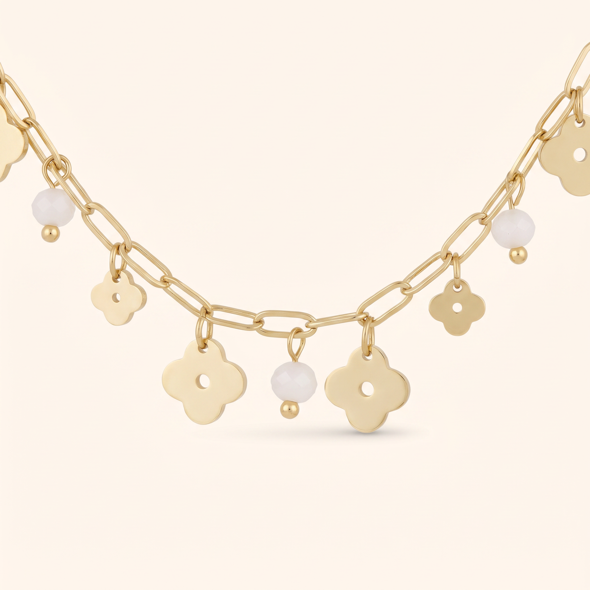 Collier trèfle coloré en perles, détail du motif, doré