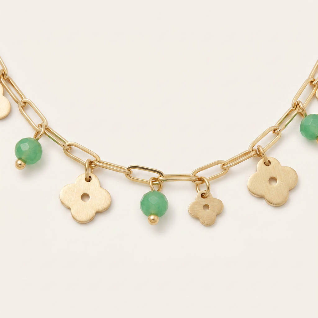 Collier trèfle coloré en perles, détail du motif