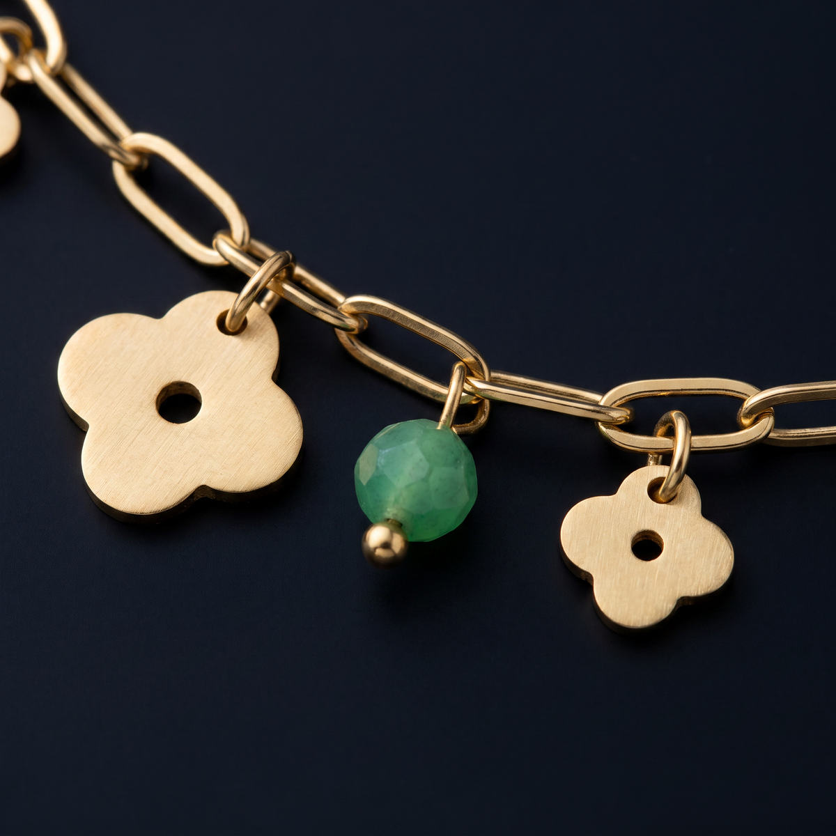 Collier trèfle coloré en perles, motif en gros plan