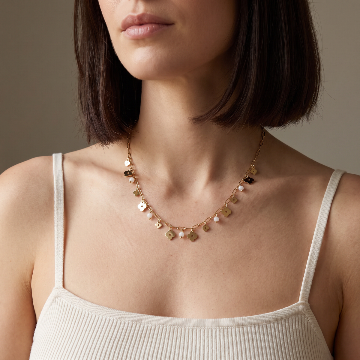 Collier trèfle coloré en perles, porté mi-corps, doré