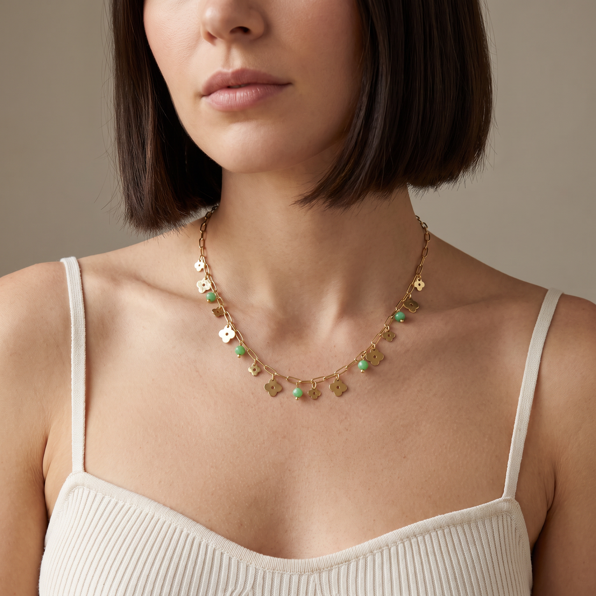 Collier trèfle coloré en perles, porté mi-corps