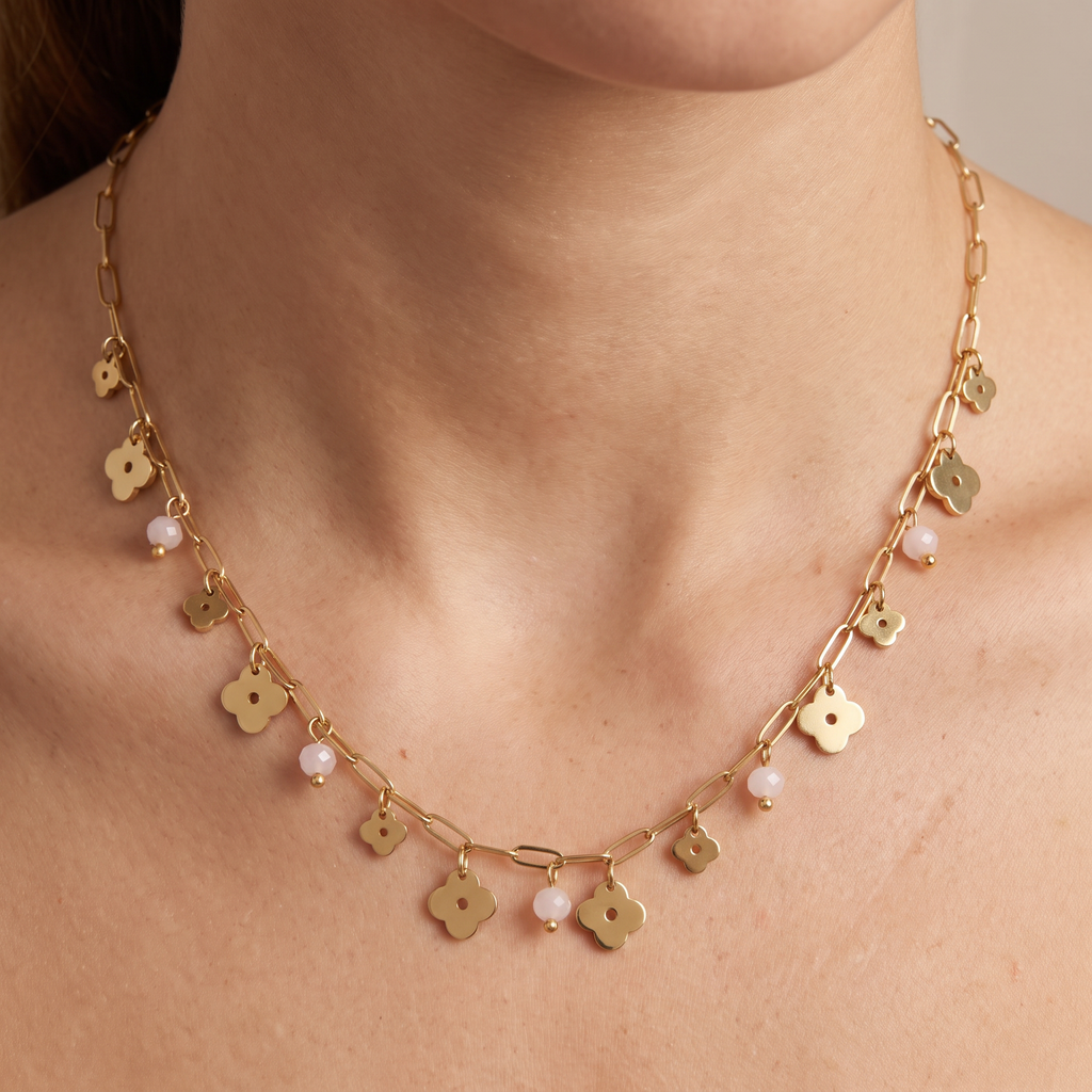 Collier trèfle coloré en perles, porté, doré